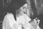 Alojzijeva majka Barbara na dan njegove biskupske posvete, u zagrebačkoj prvostolnici 24. lipnja 1934. 